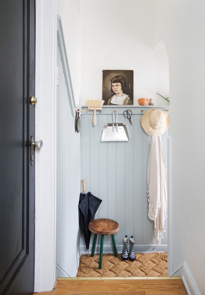 habiller un mur dans l'entrée d'un panneau de lambris rainuré peint en bleu clair, déco d'entrée de style vintage scandinave, idée de rénovation des murs dans l'entrée