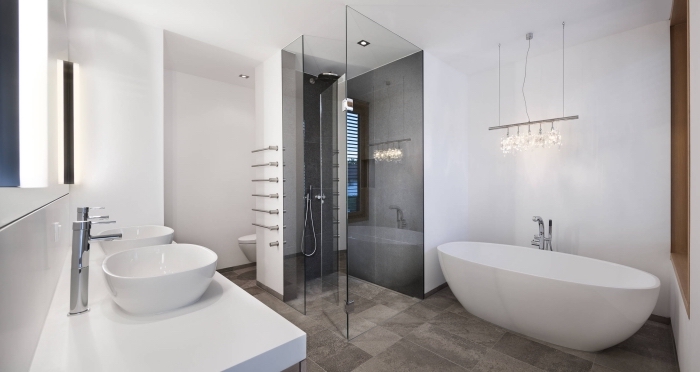 couleur salle de bain classique, déco salle de bain blanche avec cabine gris foncé à effet béton, modèle double vasque