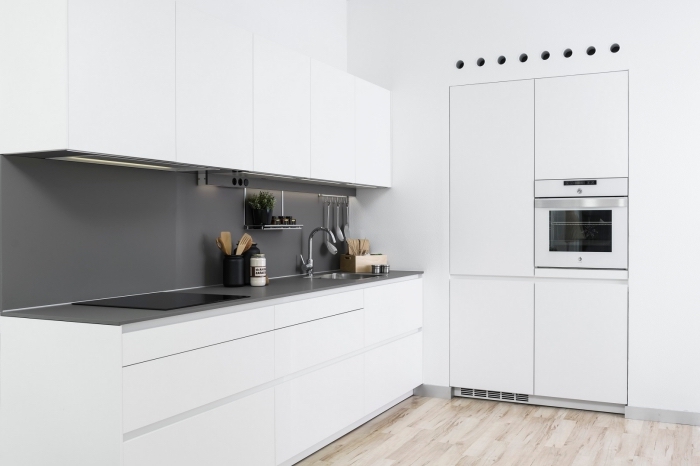 modèle de cuisine blanche mate, comment aménager une petite cuisine en l, exemple de crédence moderne à effet gris mate