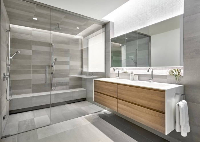 meuble salle de bain en bois avec comptoir blanc et robinet intégré en métal argent, cabine de douche avec carreaux gris