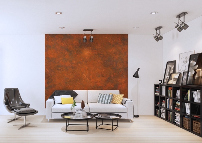 design intérieur moderne dans un salon blanc au parquet bois clair avec pan de mur à effet métal, idée peinture effet metal