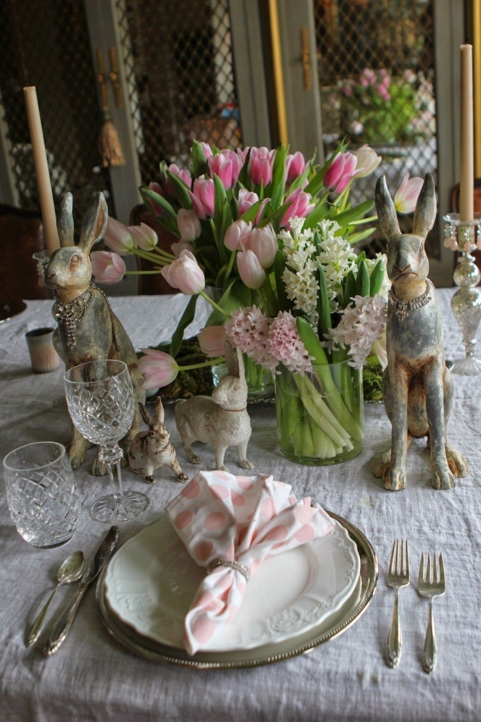 une déco de table de pâques de style rustique chic et naturelle avec des serviettes en tissu pliées en forme de bouquet