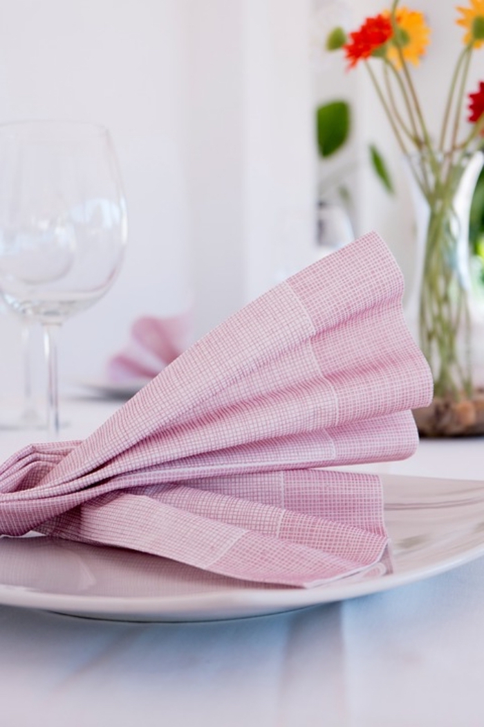 déco de table élégante avec des serviettes pliées en éventail, pliage serviettes classique pour décorer une table de fête