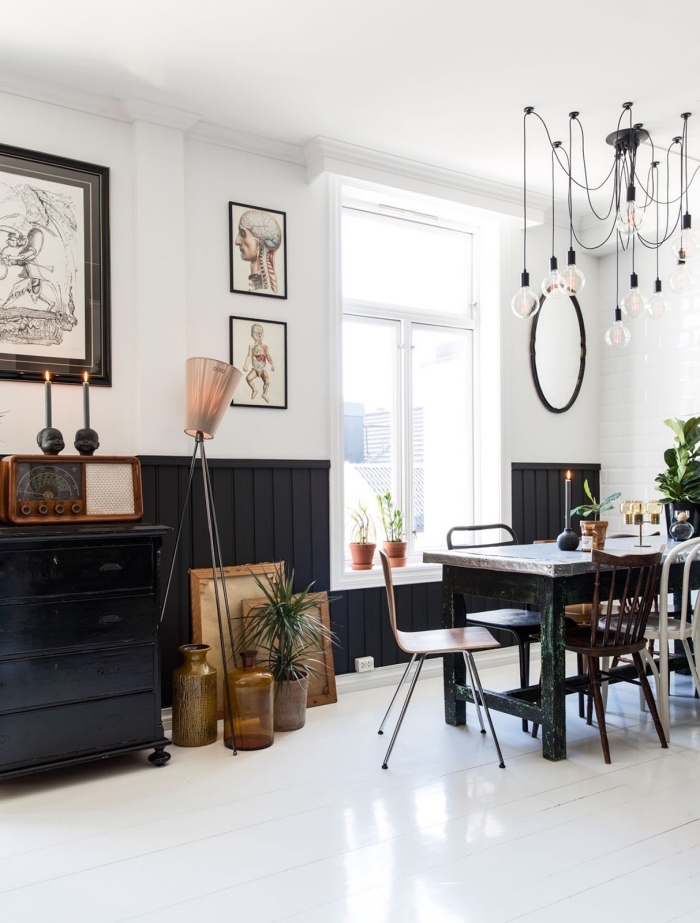 peindre du lambris dans une couleur foncée, lambris noir en soubassement dans une salle à manger de style vintage scandinave