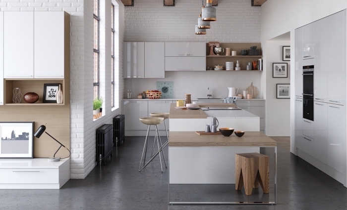 revêtement mural pour cuisine tendance moderne, déco de cuisine blanche avec meubles bois, plafond blanc poutres apparentes bois