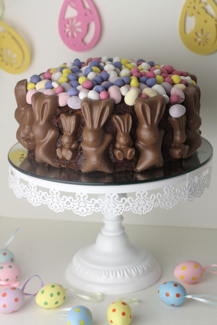 gateau de paques au chocolat facile décoré de mini-oeufs de pâques et de lapins en chocolat posés qui font le tour du gâteau