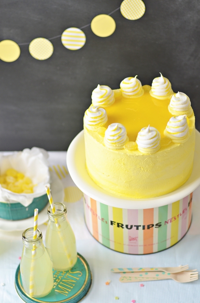 gateau anniversaire simple et beau au glaçage de crème beurre au citron décoré avec des mini meringues 