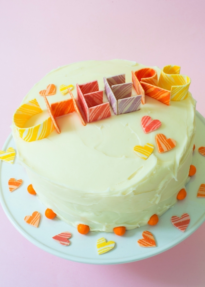 décoration de gâteau d'anniversaire réalisée avec du chewing-gum en rouleau, décoration de gateau d'anniversaire facile à message en chewing gum