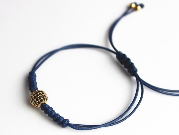 idée pour réalise un bracelet shamballa soi-même, modèle de bracelet diy avec fermeture réglable et ornements dorés