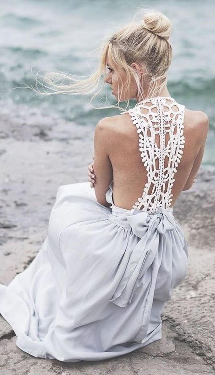 Chouette robe blanche dentelle sur le dos, robe boheme longue décontracté chic, femme au bord de la mer avec cheveux longs en chignon haut