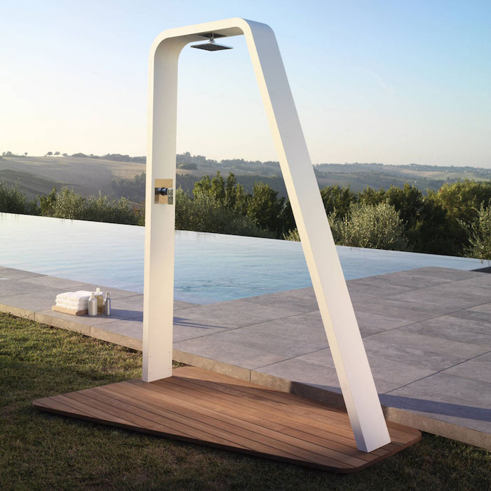 douche d'extérieur solaire au design minimaliste avec sol en bois aux abords de la piscine
