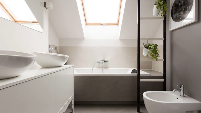 salle de bain gris et blanc aux murs gris et blanc, meuble salle de bain design avec vasques à poser blancs, échelle salle de bain pour ranger pots de fleurs