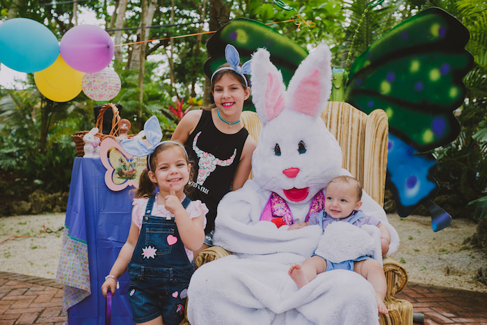 Les enfants et le lapin de Pâques, amusement au jardin, joyeuses fetes de paques photo bonne fete de paques