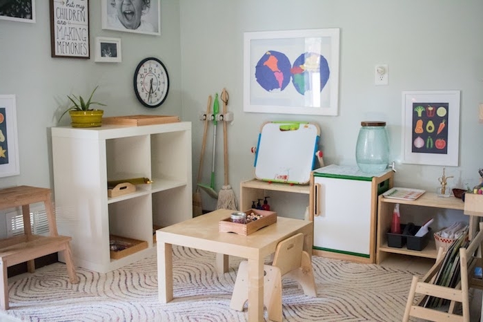 decoration chambre enfant, espace activité montessori avec bureau et chaise basse bois, etagre blanche kallax, mobilier scandinave bas