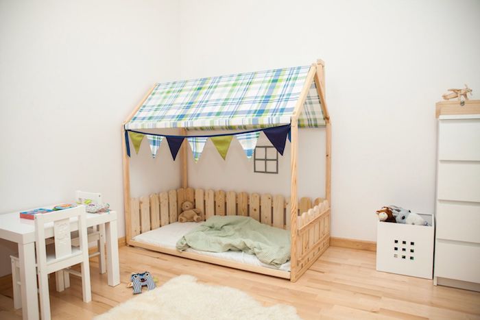 idee interessante de lit enfant en bois avec ciel de lit toiture en toile et une palissade, imitation maisonnette enfant, table et chaises basses