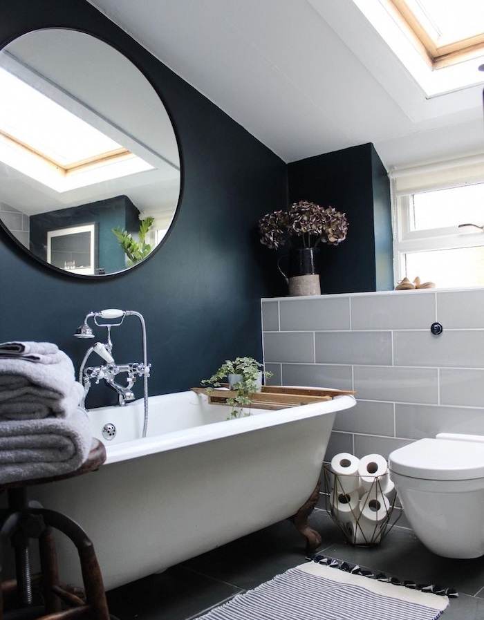 baignoire et wc blanc, aménagement petite salle de bain avec baignoire grise et mur d accent bleu foncé, carrelage soubassement gris, wc blanc 