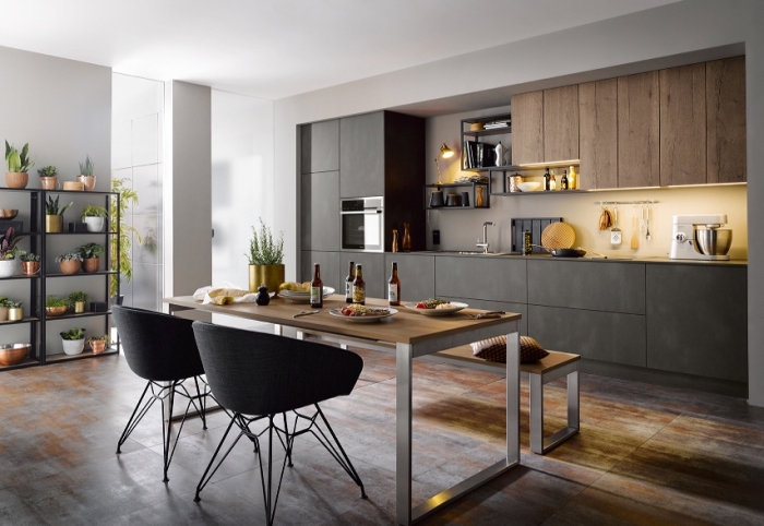 modele de cuisine moderne avec coin à manger, déco cuisine en longueur avec armoires en gris anthracite et meubles haut cuisine en bois