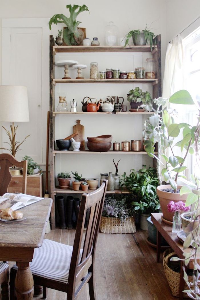 Salle à manger simplement décoré style rustique, bois étagère, table et chaises pour la salle à manger, plantes vertes 