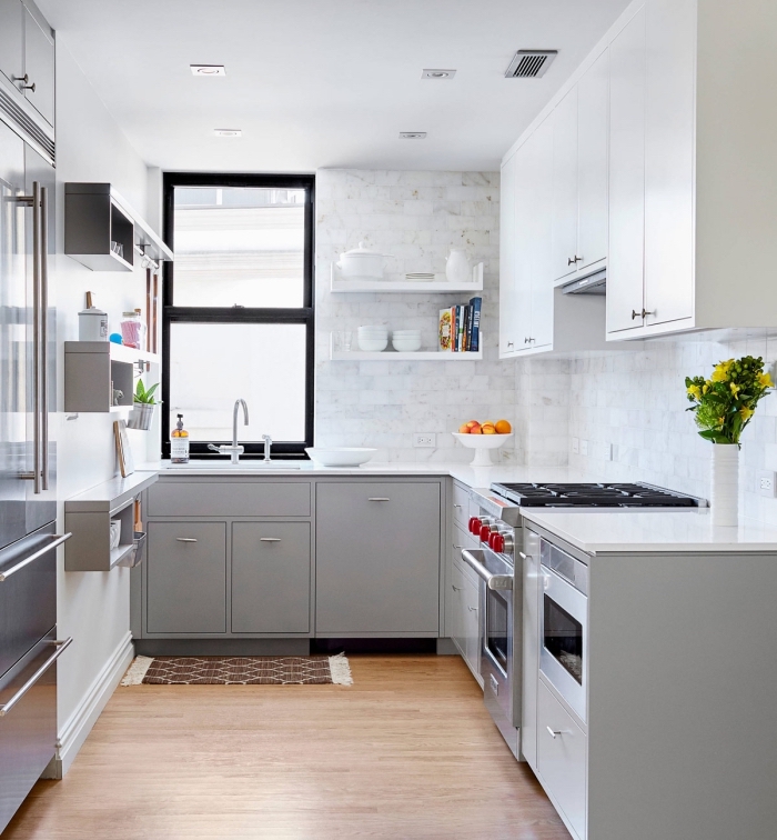 comment décorer une petite cuisine, revêtement mural cuisine traditionnel, déco de cuisine avec armoires gris clair et plan de travail blanc