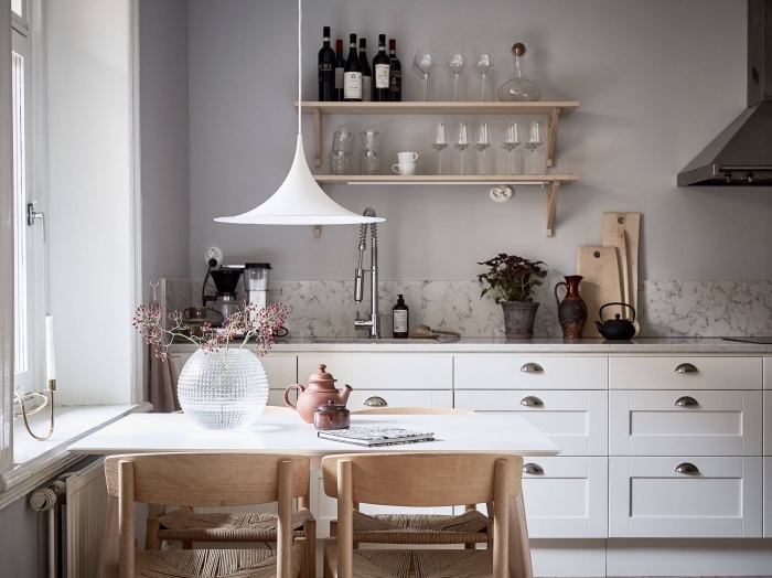 design intérieur moderne, modèle de cuisine en longueur aménagée avec table à manger, idée crédence cuisine à design marbre