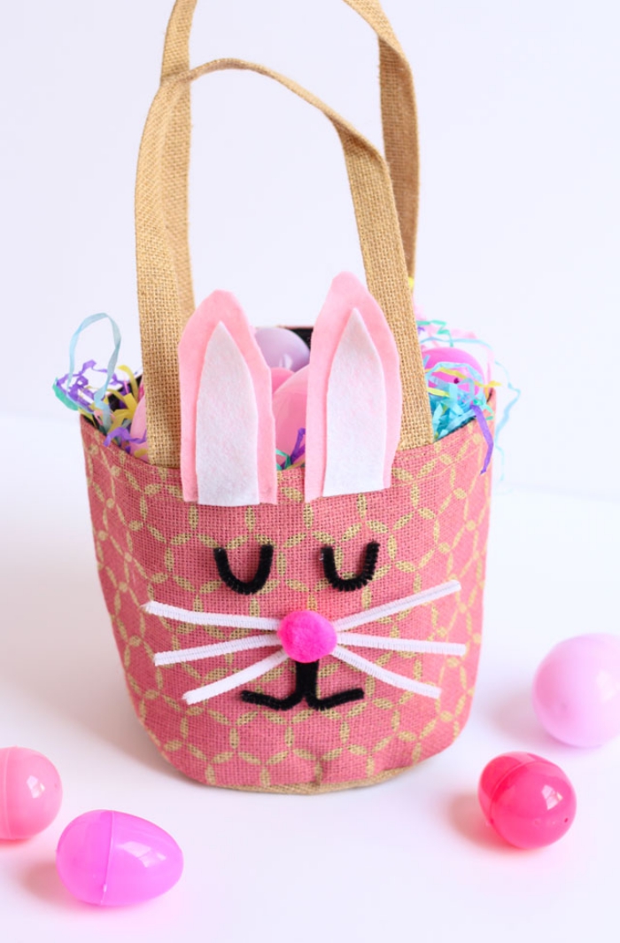 modèle de sac panier personnalisé pour pâques, faire un visage lapin avec cure-pipis et oreilles en feutres rose et blanc