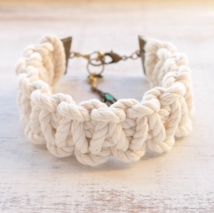 quel fil pour un bracelet tressé, modèle de bijou diy en cordon blanc, accessoire mode à faire soi-même, noeuds macramé