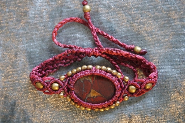 quel fil pour un bijou diy en noeuds, modèle de bracelet rouge en fil soie avec décoration en perles dorées et pierre rouge