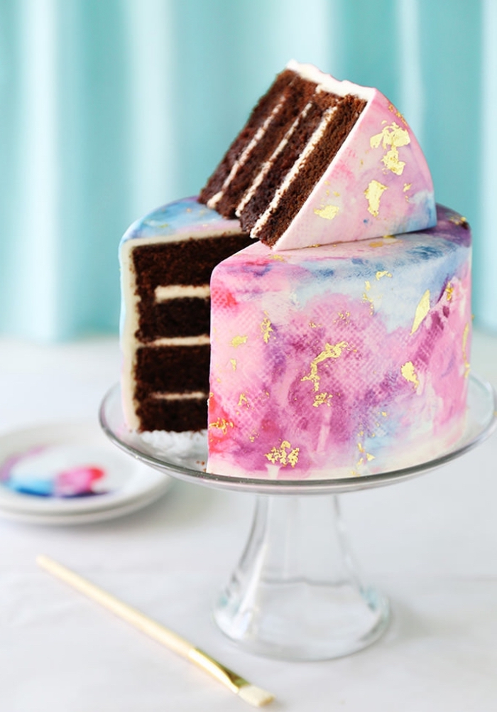 gâteau d'anniversaire au glaçage aquarelle réalisé avec des colorants alimentaires gel, peinture effet aquarelle sur gateau d'anniversaire simple et beau