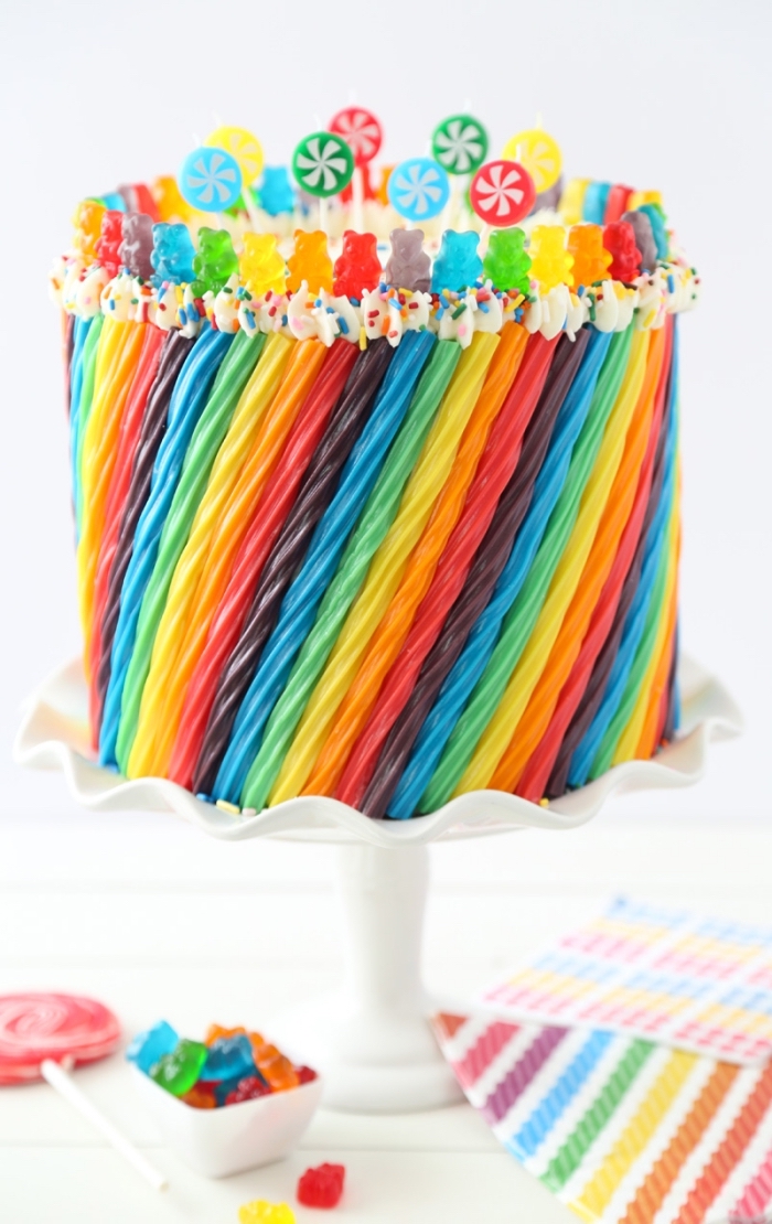 idée de gateau anniversaire enfant aux couleurs de l'arc-en-ciel décoré de nounous et de bonbons en cordelettes