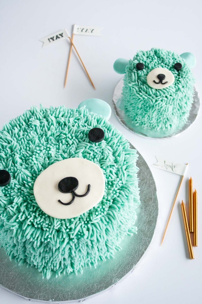 gateau anniversaire enfant petit ourson au glaçage décoratif vert orné de petits modelages en pâte à sucre