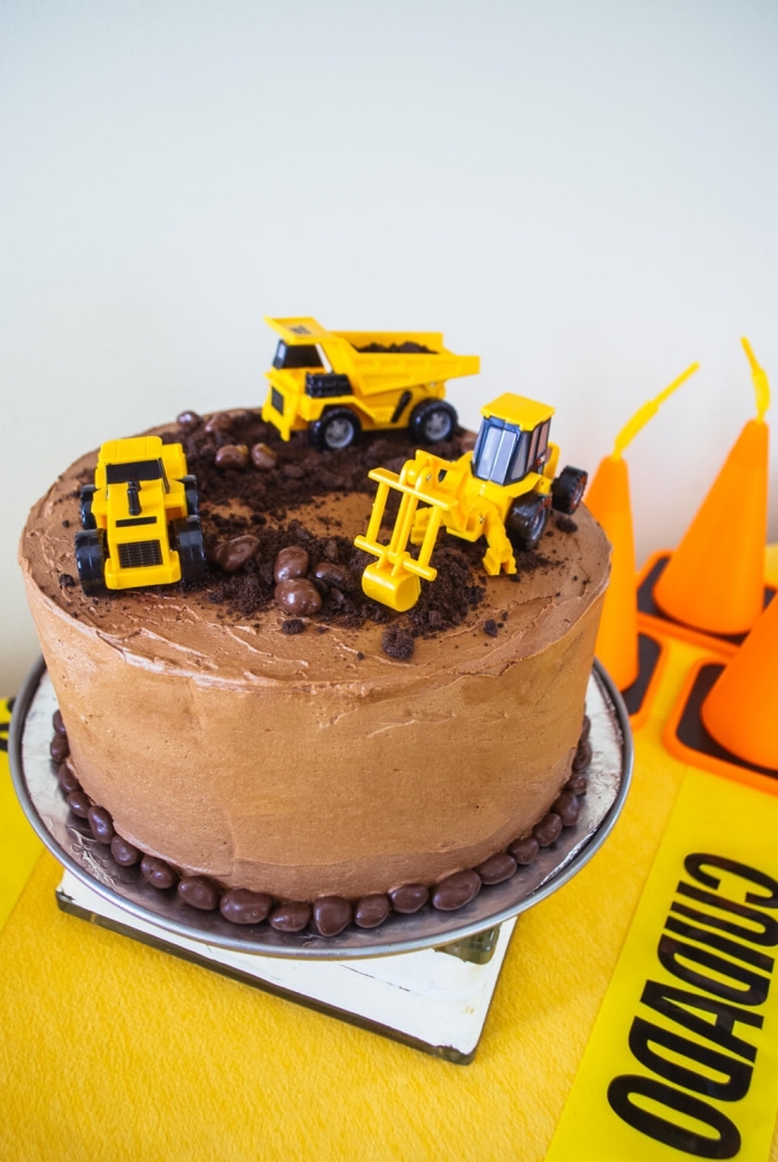 idée de gateau anniversaire garçon facile à réaliser soi-même, gâteau au chocolat chantier de construction