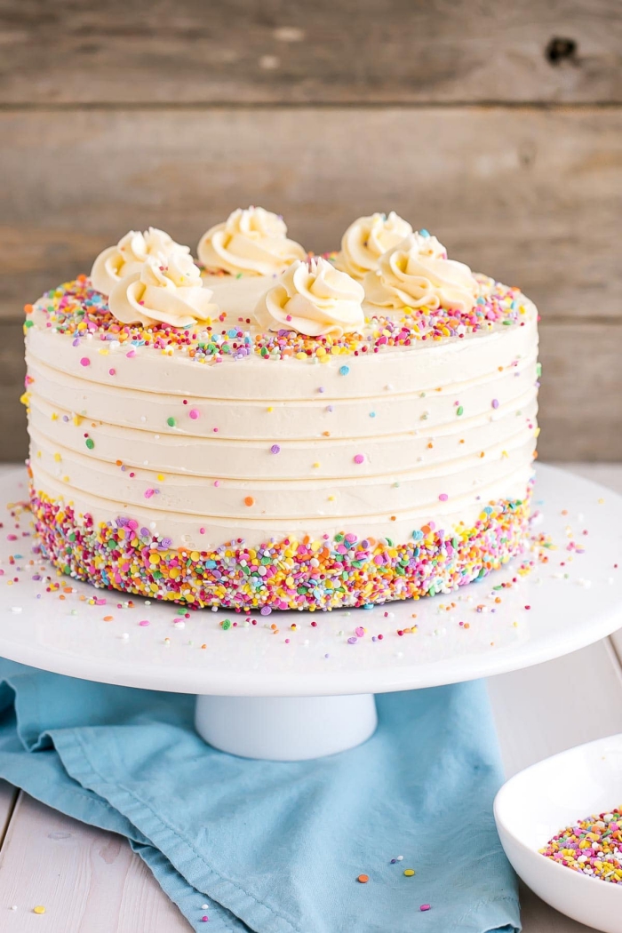 gâteau d'anniversaire au glaçage crème beurre décoré de confettis en sucres et de roses en glaçage, idée de gateau anniversaire simple et beau