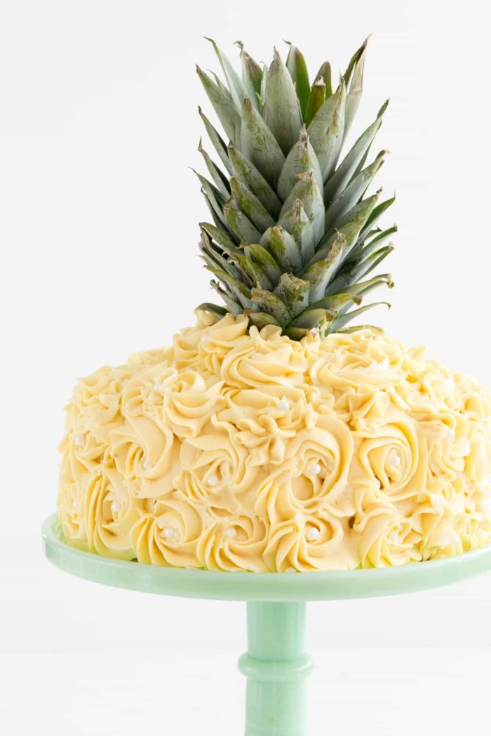 gateau d'anniversaire facile et original en forme d'ananas au glaçage jaune décoratif parsemé de quelques perles en sucre