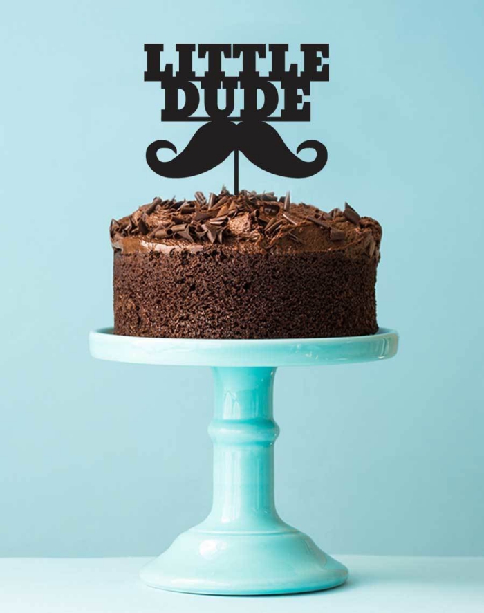 un cake topper personnalisé moustache noir avec message qui orne un simple gâteau au chocolat, decoration gateau chocolat non comestible