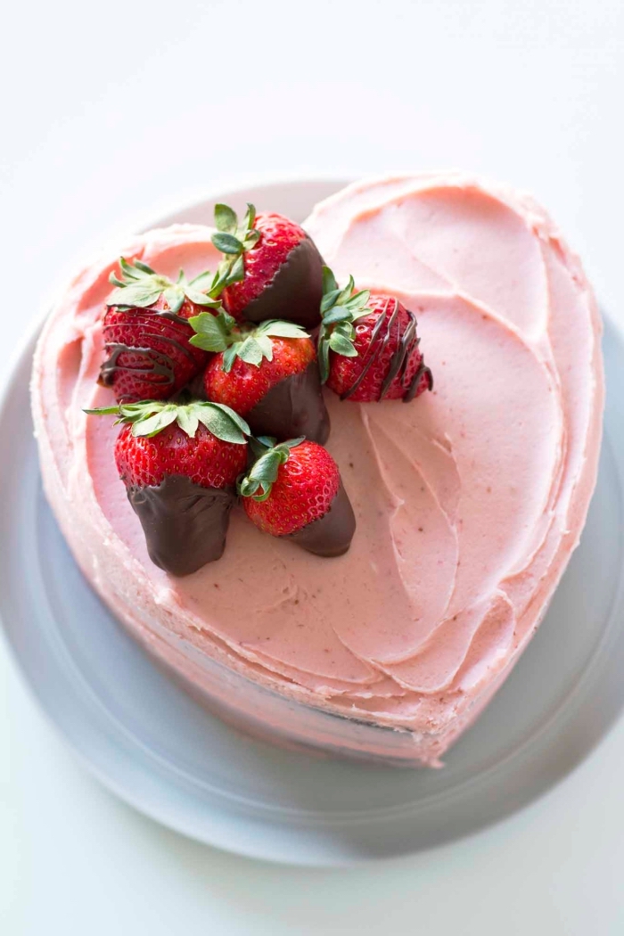 décoration de gateau d'anniversaire facile en forme de coeur avec des fraises enrobées de chocolat 
