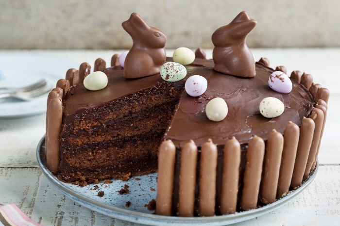 gateau de paques facile et rapide, recette de gâteau fudge de pâques au chocolat entouré de fingers et décoré de lapins et d’œufs en chocolat