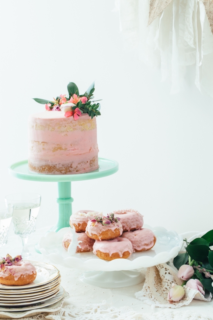naked cake avec une jolie décoration naturelle de fleurs sur un présentoir à gâteau couleur vert d'eau, gateau d'anniversaire facile de style champêtre