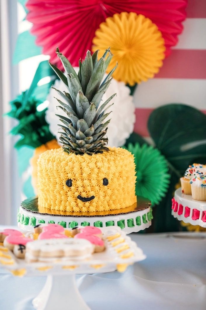 image gateau anniversaire ananas kawaill au glaçage décoratif jaune, idée de gâteau sur le thème tropical