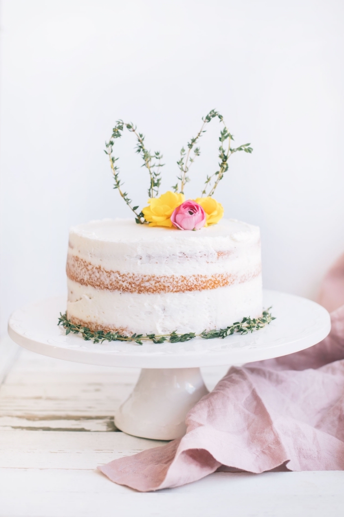 décoration de gâteau naturelle de style champêtre, naked cake sur le thème de pâques décoré d'un cake topper oreilles de lapin 