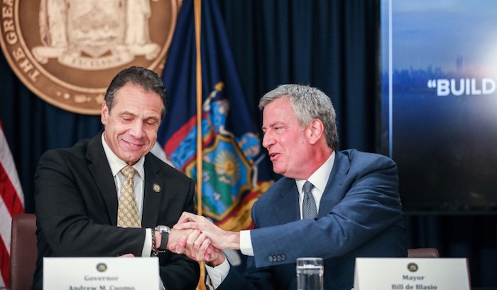 Le gouverneur Andrew Cuomo et le maire de New York Bill de Blasio qui célèbrent l accord pour l installation de siège Amazon à Long Island City