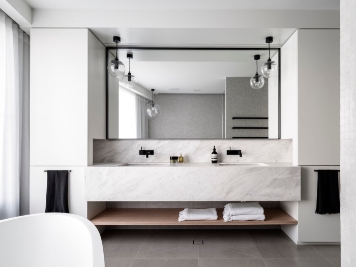 image salle de bain, décorer une salle de bain aux murs blancs avec crédence marbre et accessoires en noir mate