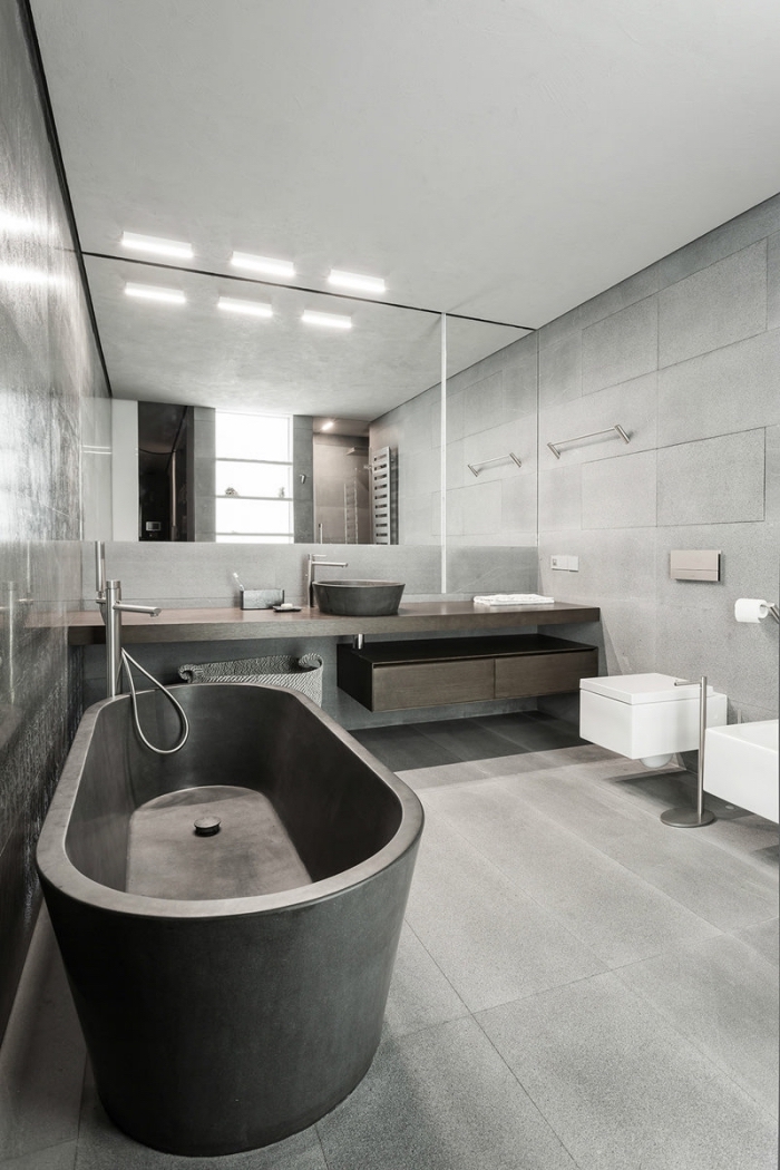 décoration salle de bain avec éléments bruts, modèle de baignoire béton autoportante avec robinet inox intégré
