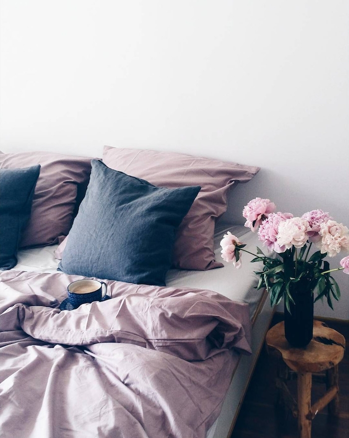 Décoration chambre à coucher gris et rose, deco chambre ado moderne, design d interieur scandinave, boire son café au lit, bouquet de pivoines roses et blanches 