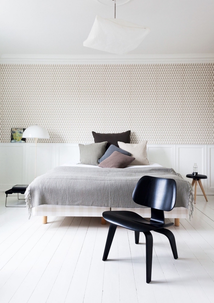 idée pour habiller un mur derrière le lit, chambre à coucher scandinave avec un mur habillé de papier peint et de panneaux décoratifs posés à mi-hauteur