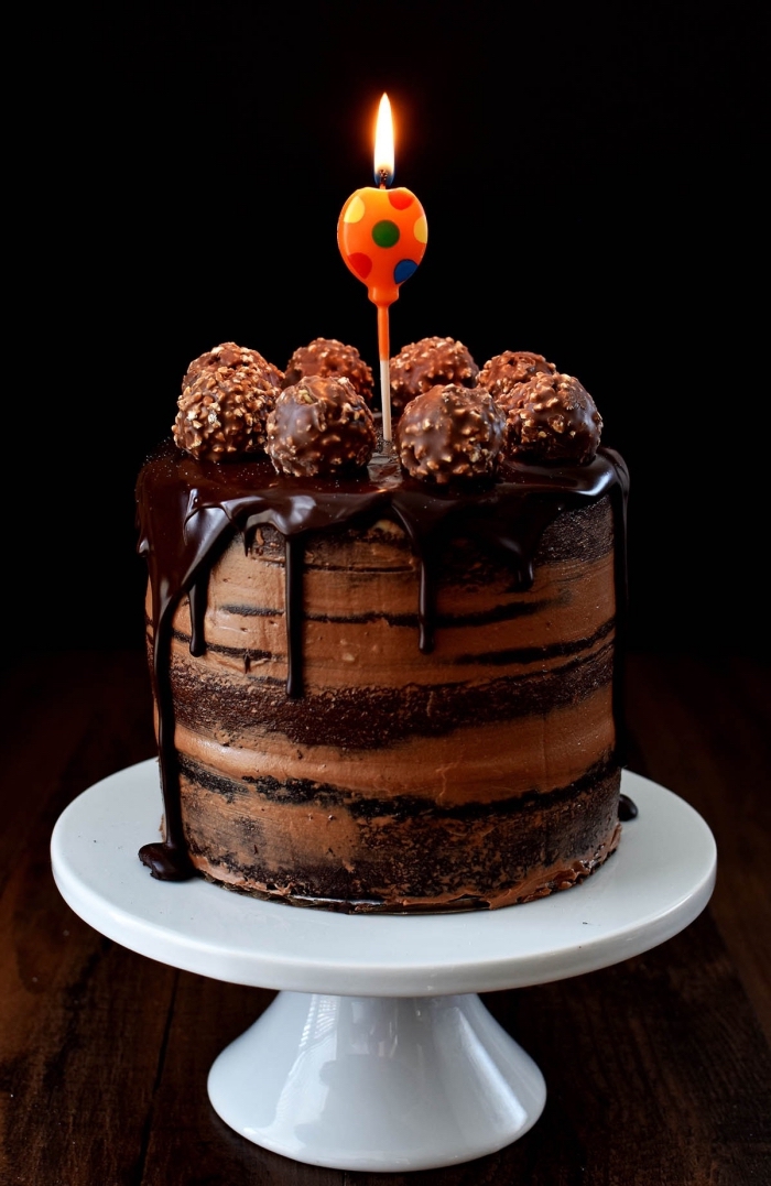 gâteau d'anniversaire au glaçage coulant au chocolat décoré avec boules au chocolat et noisettes, idée de decoration gateau chocolat facile à réaliser soi même