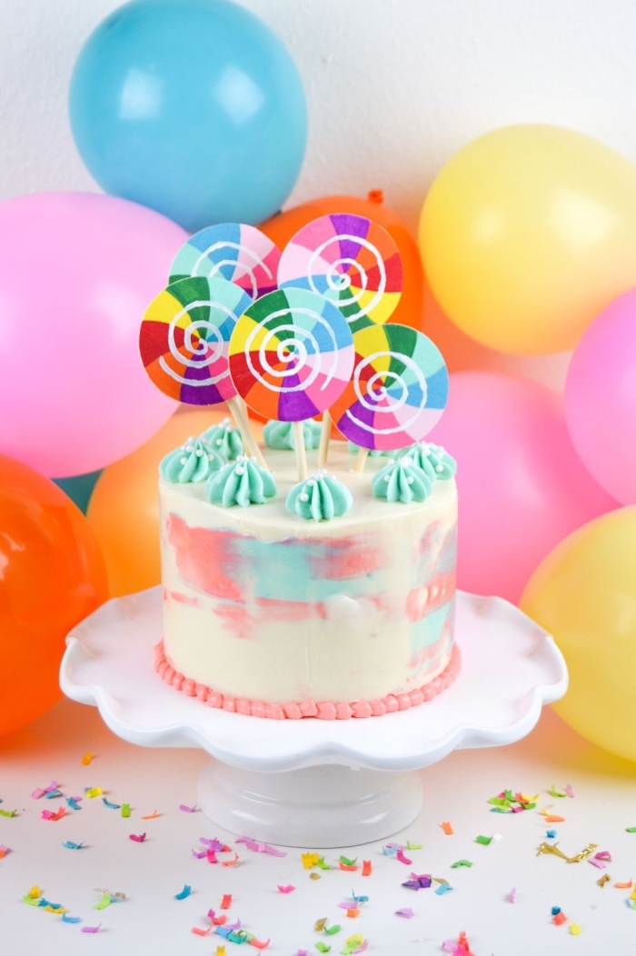 des cake toppers originaux en forme de sucettes pour décorer un gâteau d'anniversaire aquarelle simple et beau