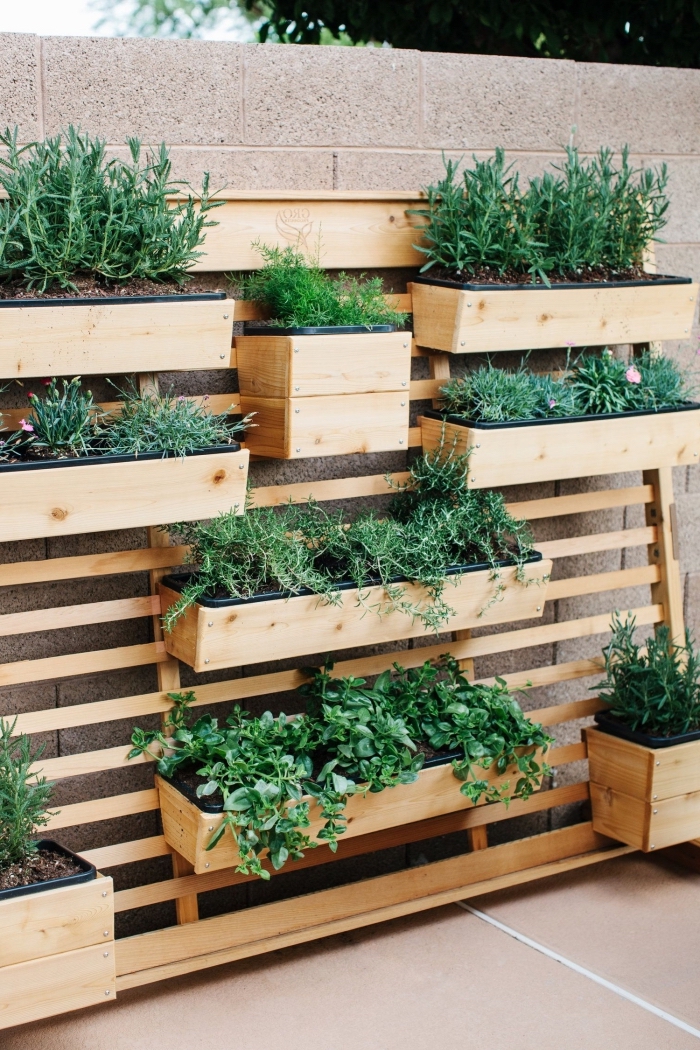 jardinière en bois avec plusieurs bacs à plantes, idéal pour créer un jardin vertical gain de place sur son balcon ou terrasse