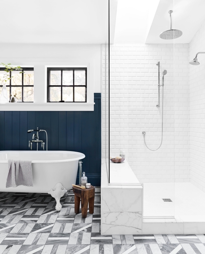 une salle de bains élégante avec cabine de douche et baignoire mise en valeur par un soubassement de lattes peint en bleu foncé qui joue fait office de crédence baignoire, de quelle couleur peindre du lambris dans la salle de bains