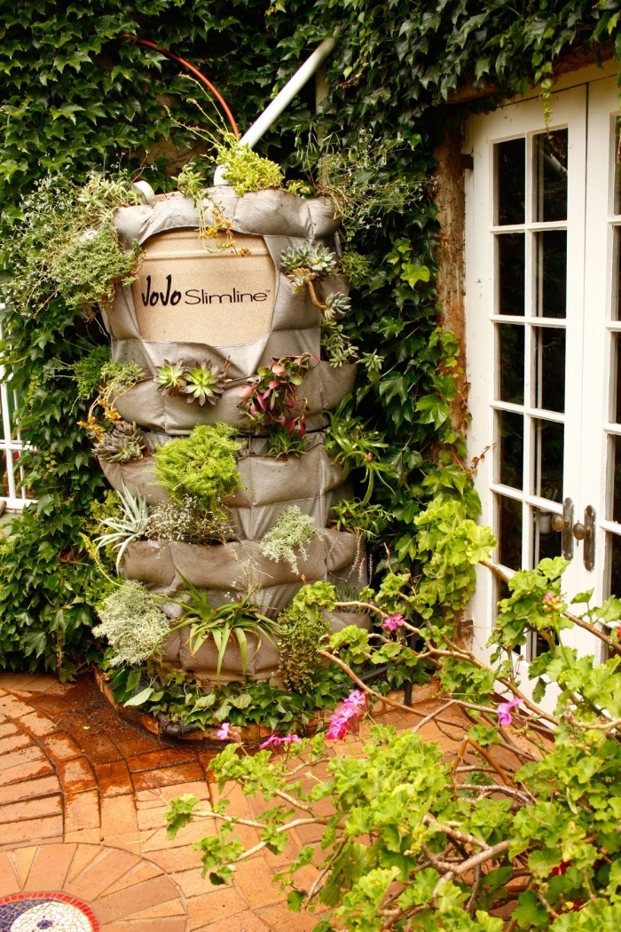 jardiniere haut en poches pour cacher un réservoir d'eau, cultiver des fleurs et des légumes à la verticale