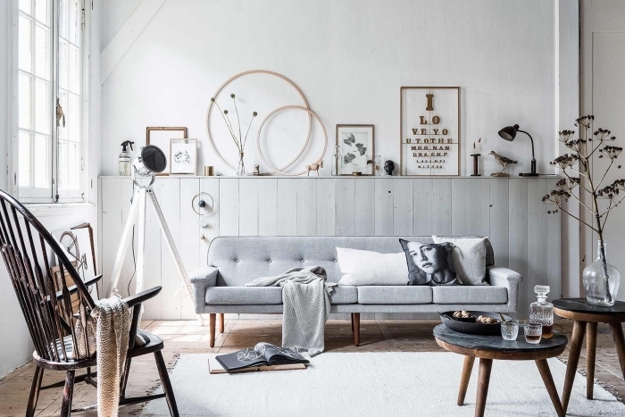 réaliser un soubassement bois avec espace rangement dessus pour exposer sa petite déco, salon vintage scandinave en blanc et gris avec soubassement en lambris gris clair fait-maison